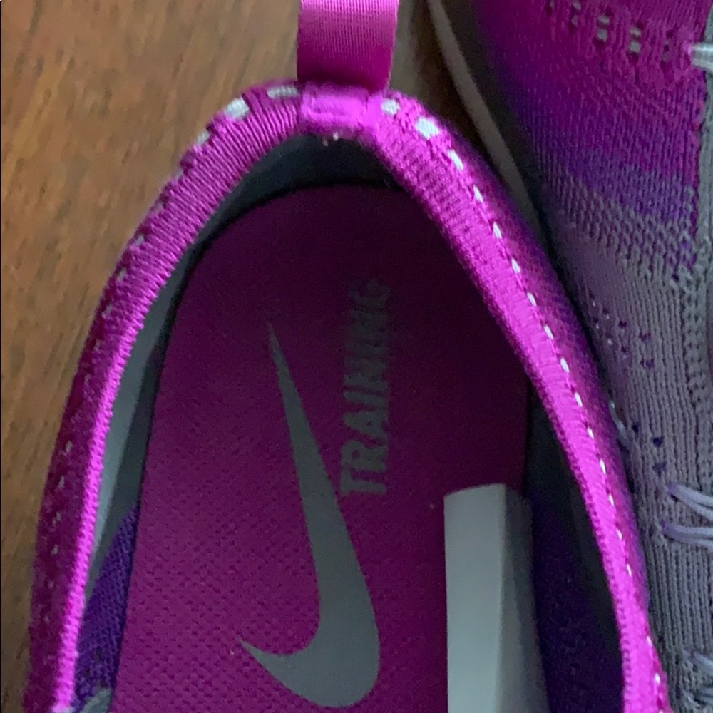 Nike Sneakers... Size 8 1/2 - Picture 8 of 15